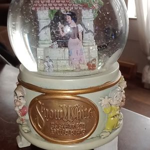 Snow-white and 7dwarfs snow globe